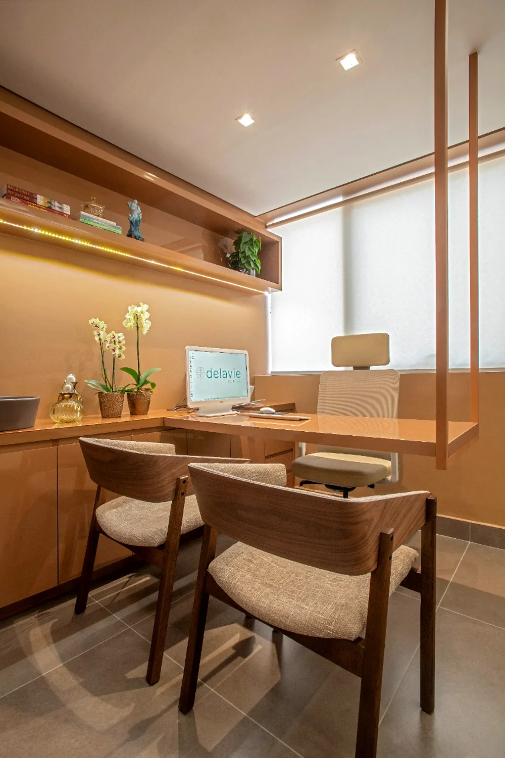 Sala de atendimento da Delavie com orquídeas e mesa de avaliação