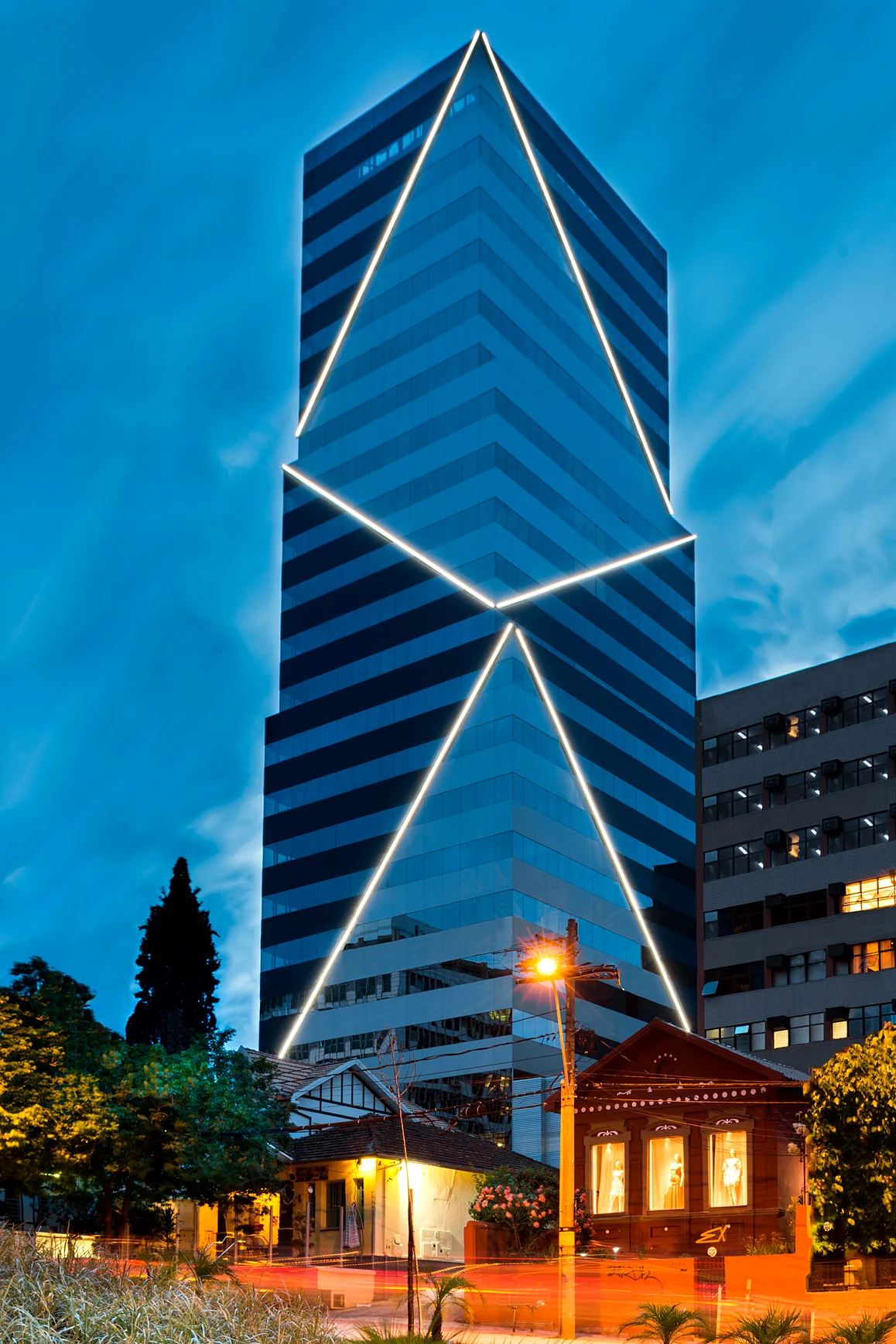 Fachada do Edifício Domani ao entardecer — Belo Horizonte