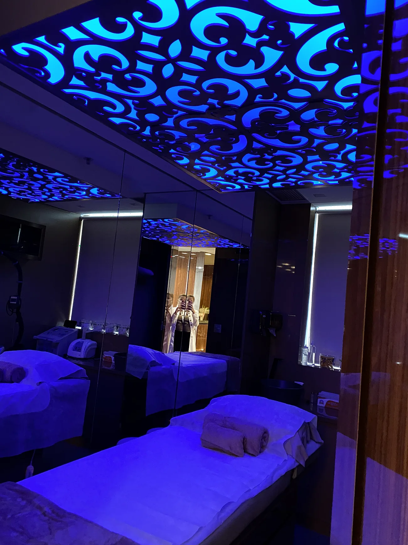 Sala de relaxamento da Delavie com iluminação suave e macas