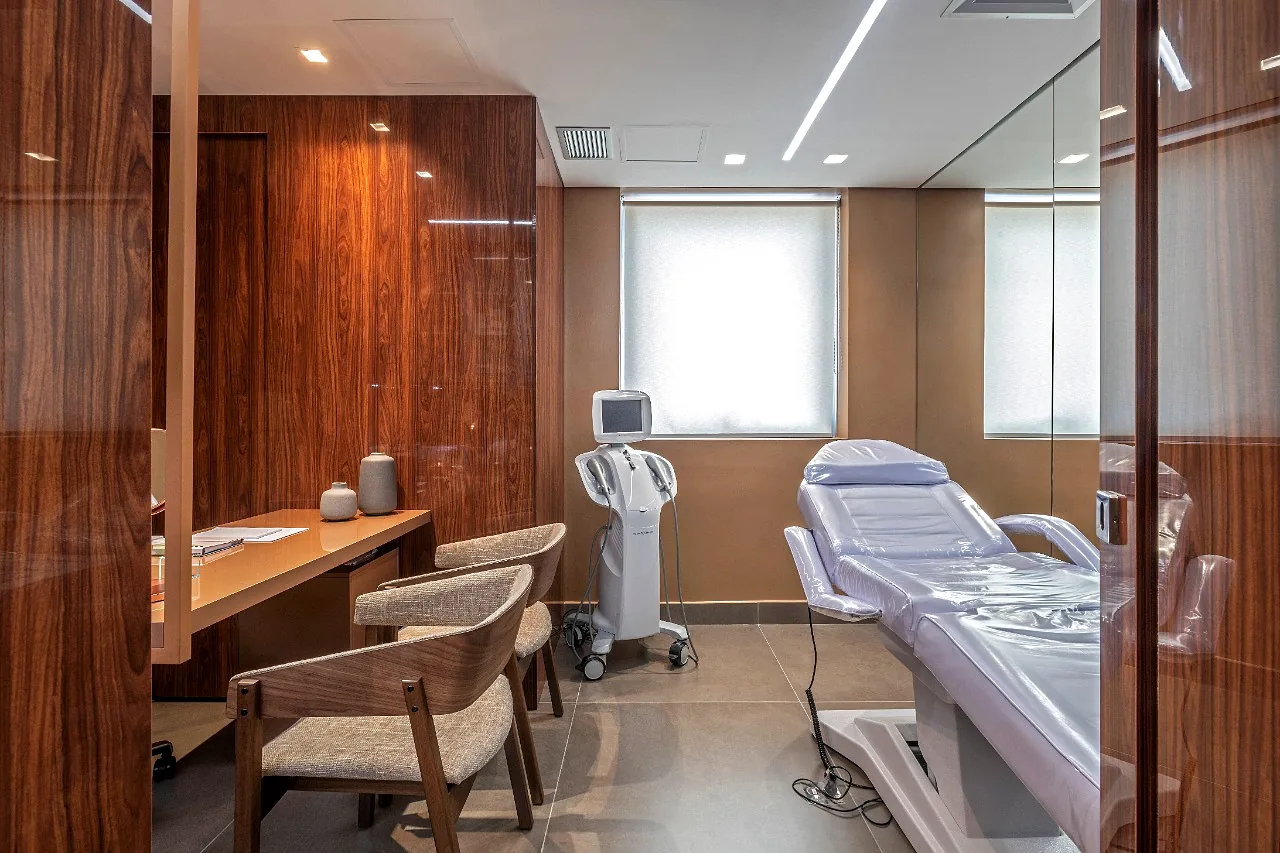 Sala de tratamento da Delavie com maca e equipamento de estética